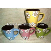 Taza cerámica de 12 onzas con color sólido y decoración